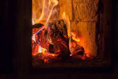 Odun sobada yanıyor. Soğuk mevsimde odayı ısıtmak.