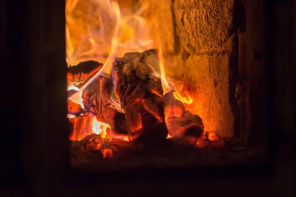 薪がストーブの中で燃えている 寒い季節に部屋を暖める — ストック写真