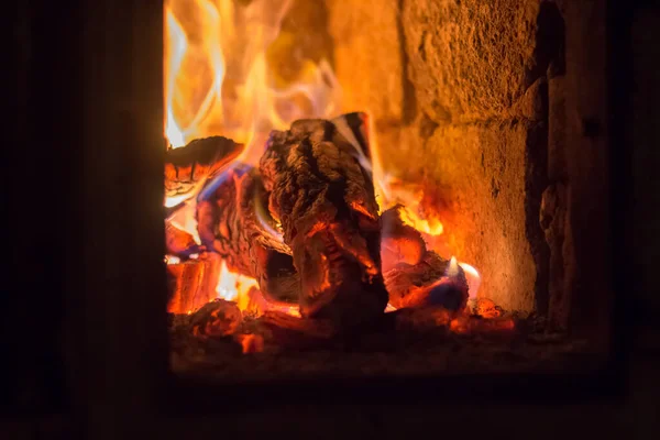 Drewno Opałowe Płonie Piecu Ogrzewanie Pomieszczeń Sezonie Zimowym — Zdjęcie stockowe