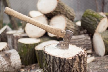 Rusya ile savaşta Ukrayna 'da bir evi ısıtmak için odun kesmek.