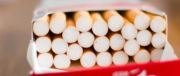 Sigaretten Een Open Verpakking Tafel — Stockfoto