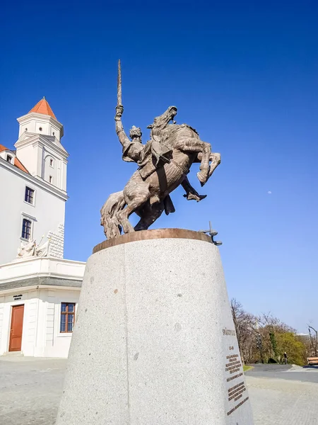 スロバキアのブラチスラバ城のSvyatopolkへの記念碑 — ストック写真