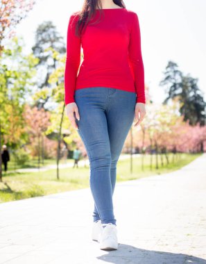 Kız baharda parkta yürüyüş