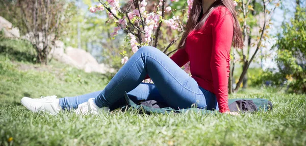 Gadis Yang Beristirahat Rumput Taman Pada Musim Semi — Stok Foto