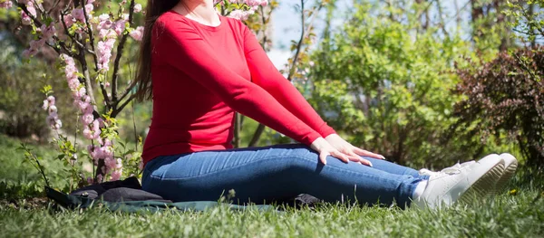 Ragazza Che Riposa Sull Erba Nel Parco Primavera — Foto Stock