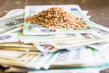 Banknotlarda karabuğday. Savaş nedeniyle Ukrayna 'da gıda fiyatlarındaki artış