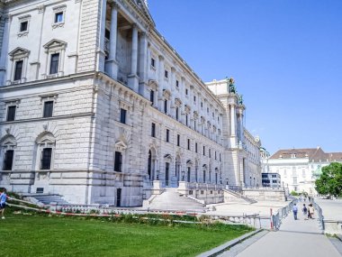 Baharda Viyana 'daki Hofburg Sarayı