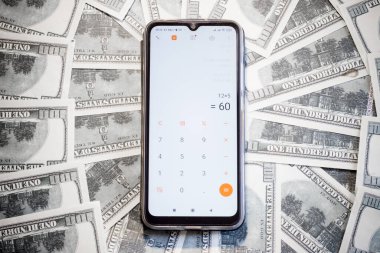 Banknotların üzerindeki cep telefonu. Ukrayna ve Rusya arasındaki savaş nedeniyle mobil iletişim fiyatlarındaki artış