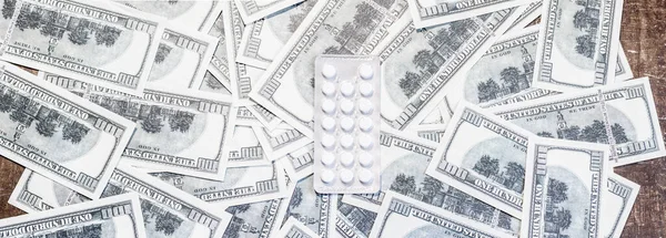 Tabletter Ett Paket Med Sedlar Ökningen Kostnaderna För Behandling Grund — Stockfoto