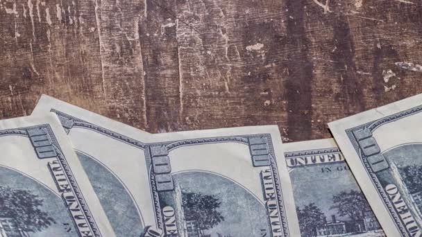 100 Dolarlık Banknotlar Kahverengi Bir Masaya Dizilmişti — Stok video