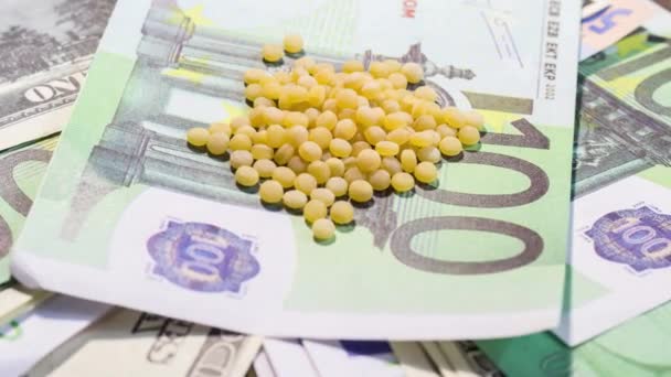 Couscous Körner Auf Banknoten Der Anstieg Der Lebensmittelpreise Der Ukraine — Stockvideo