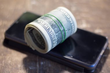 Cep telefonundaki para banknotları. Ukrayna 'daki savaş nedeniyle fiyatlarda artış