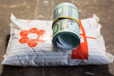 Bir paket kaya tuzu üzerinde para banknotları. Ukrayna 'daki savaş nedeniyle fiyatlarda artış