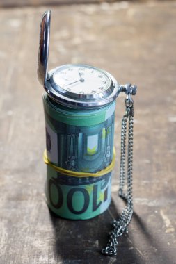 Mekanik saat yakın plan banknotların üzerinde.