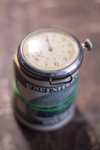 Механічний Годинник Лежить Банкнотах Крупним Планом — стокове фото