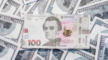 Dolar banknotları üzerinde 100 'lük bir Hryvnia faturası. Ukrayna 'daki savaştan dolayı enflasyon