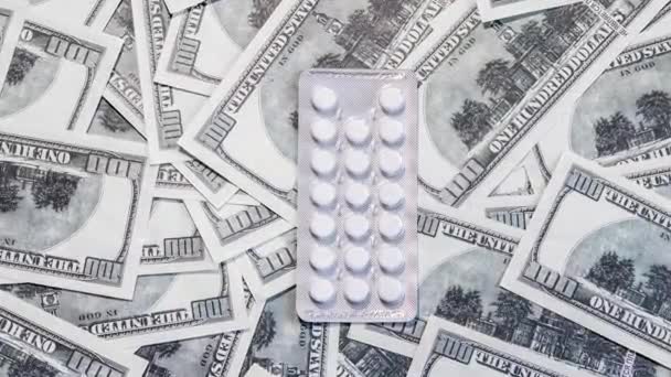 銀行券のパッケージに錠剤 ウクライナとロシアの戦争による治療費の上昇 — ストック動画