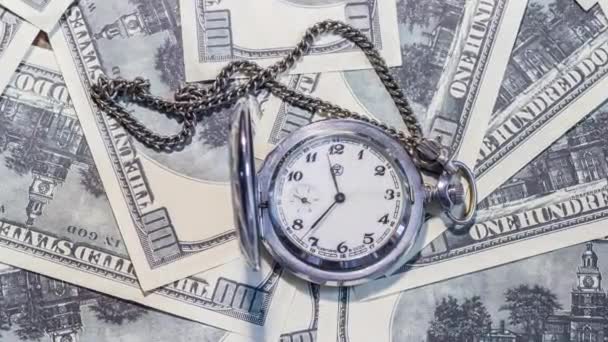 Reloj Mecánico Encuentra Los Billetes Primer Plano — Vídeo de stock