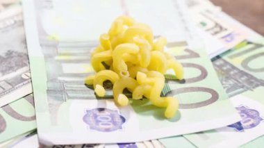 Banknotlar üzerinde Vermicelli. Savaş nedeniyle Ukrayna 'da gıda fiyatlarındaki artış