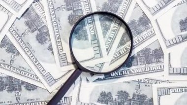 Para banknotları üzerinde büyüteç yakın plan