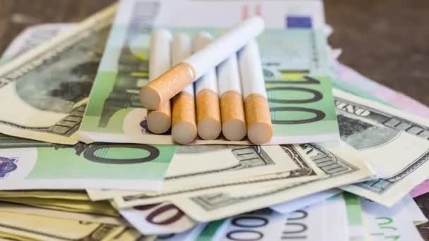在钞票上装有过滤嘴的香烟 乌克兰食品价格因战争而上涨 — 图库视频影像