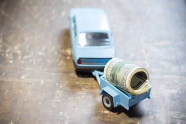 Karavanda banknotları olan oyuncak araba. Ukrayna 'daki savaş nedeniyle yakıt fiyatlarında artış