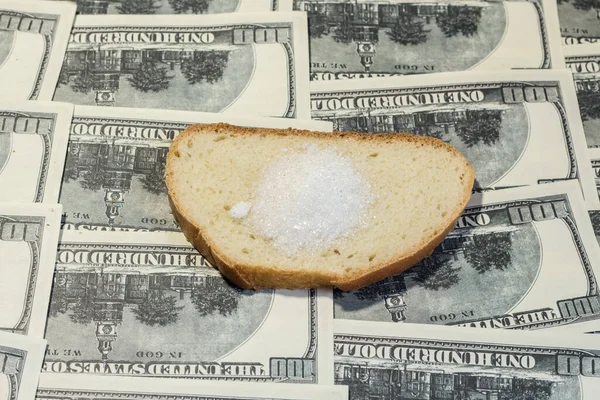 面包和糖在钞票上 乌克兰战争造成的粮食成本上升 — 图库照片