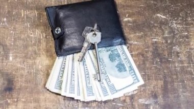 Cüzdanın üzerindeki dairenin anahtarları ve banknotlar. Ukrayna 'daki savaş nedeniyle konut fiyatlarında artış