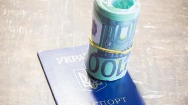 Ukrayna pasaportundaki banknotlar. Ukrayna 'daki savaş nedeniyle sınırı geçmede zorluklar yaşanıyor