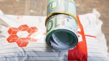 Bir paket kaya tuzu üzerinde para banknotları. Ukrayna 'daki savaş nedeniyle fiyatlarda artış