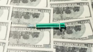 Banknotların üzerinde tıbbi şırınga. Ukrayna 'daki savaş nedeniyle tıbbi bakım maliyetlerindeki artış