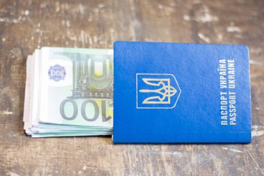 Banknotlar pasaportun içinde. Ukrayna 'daki savaş nedeniyle mültecilerin ayrılması