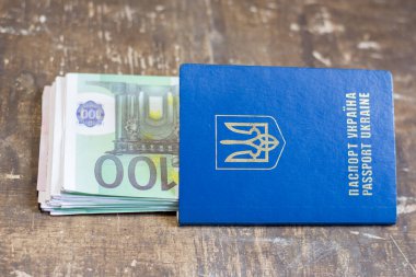 Banknotlar pasaportun içinde. Ukrayna 'daki savaş nedeniyle mültecilerin ayrılması