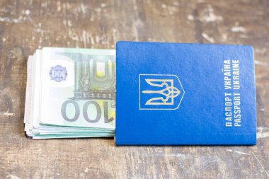 Banknotlar pasaportun içinde. Ukrayna 'daki savaş nedeniyle mültecilerin ayrılması