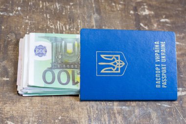 Banknotlar pasaportun içinde. Ukrayna 'daki savaş nedeniyle mültecilerin ayrılması