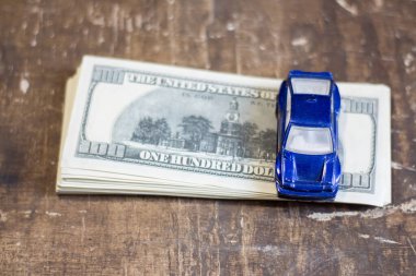 Banknotlarda oyuncak araba. Ukrayna 'daki savaş nedeniyle yakıt fiyatlarında artış