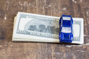 Banknotlarda oyuncak araba. Ukrayna 'daki savaş nedeniyle yakıt fiyatlarında artış