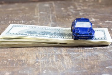 Banknotlarda oyuncak araba. Ukrayna 'daki savaş nedeniyle yakıt fiyatlarında artış