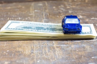 Banknotlarda oyuncak araba. Ukrayna 'daki savaş nedeniyle yakıt fiyatlarında artış