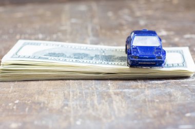 Banknotlarda oyuncak araba. Ukrayna 'daki savaş nedeniyle yakıt fiyatlarında artış