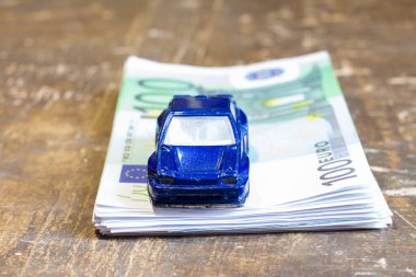 Banknotlarda oyuncak araba. Ukrayna 'daki savaş nedeniyle yakıt fiyatlarında artış