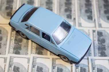 Banknotlarda oyuncak araba. Ukrayna 'daki savaş nedeniyle yakıt fiyatlarında artış