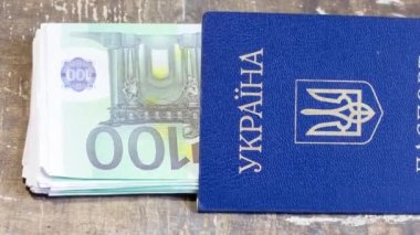 Banknotlar pasaportun içinde. Ukrayna 'daki savaş nedeniyle mültecilerin ayrılması