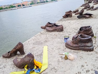 Danube 'de ayakkabılar. Budapeşte 'de Nazizm kurbanlarının anısına düzenlenen anma töreni