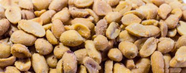 Bir sürü tuzlu fıstık yakın.