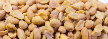 Bir sürü tuzlu fıstık yakın.