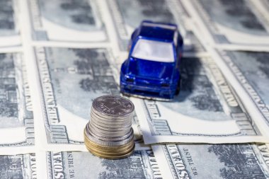 Banknotlarda oyuncak araba. Ukrayna 'daki savaş nedeniyle yakıt fiyatlarında artış