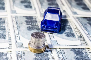 Banknotlarda oyuncak araba. Ukrayna 'daki savaş nedeniyle yakıt fiyatlarında artış