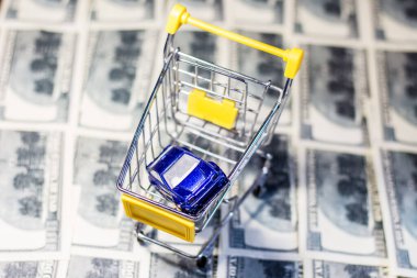 Piyasadaki bir sepetin içinde, banknotların üzerinde çocuk oyuncağı bir araba. Savaş nedeniyle Ukrayna 'da fiyatlarda artış