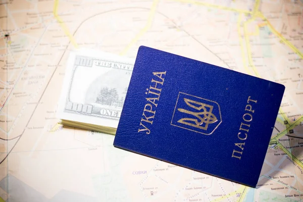 Украинский Паспорт Банкнотами Лежит Карте Выезд Беженцев Связи Войной Украине — стоковое фото